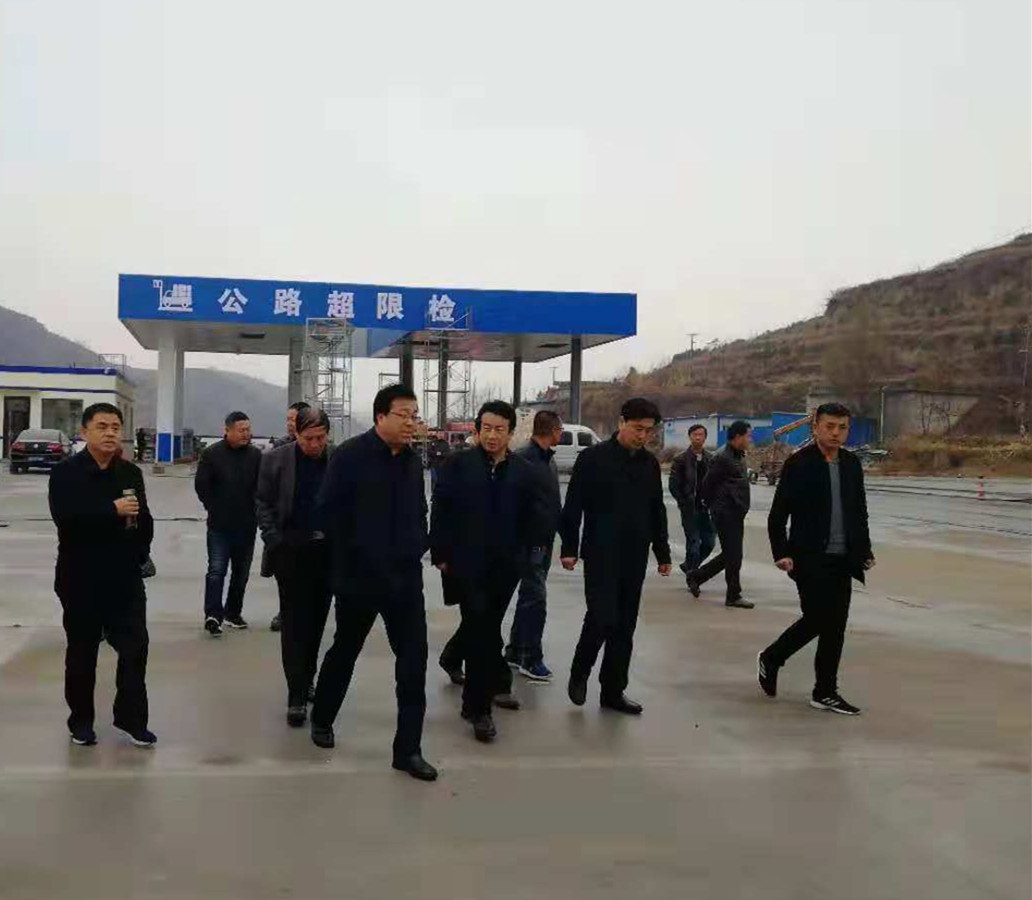 安欣一行視察G307吳綏路超限站建設(shè)情況