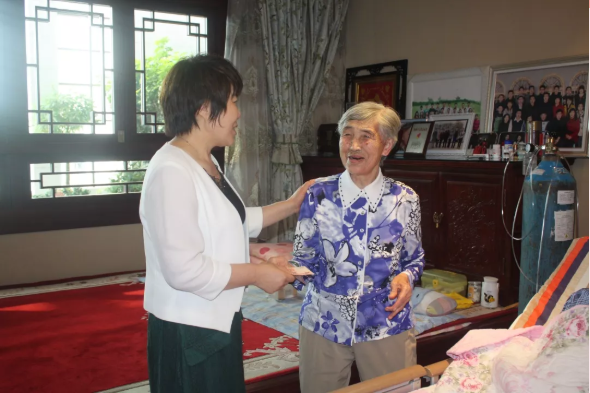 霍鳳蓮到李學(xué)彥家庭走訪慰問