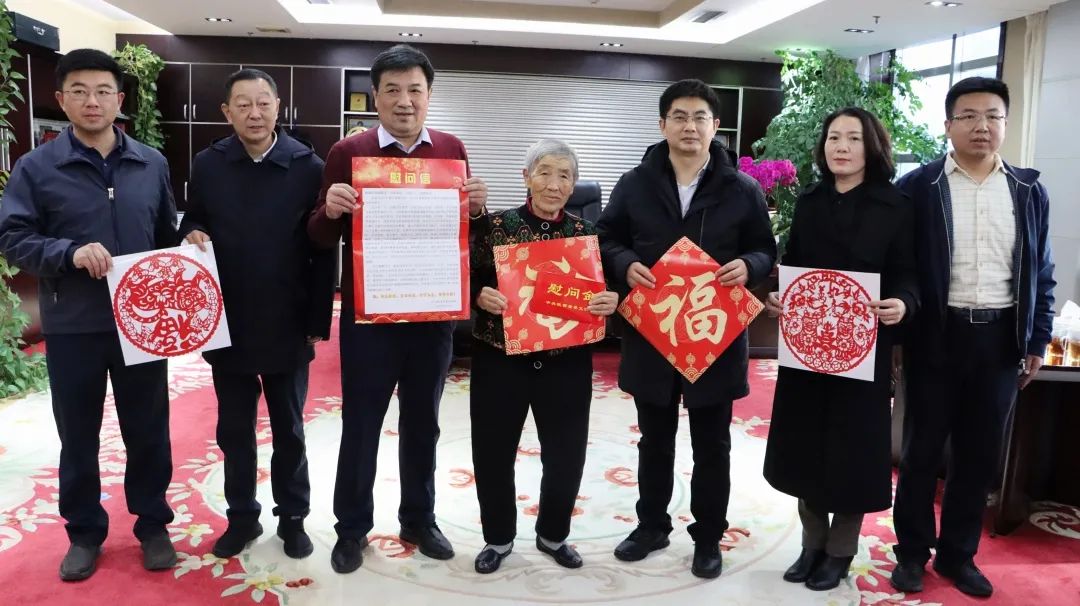 榆林市市委常委、宣傳部部長曾德超看望慰問全國文明家庭——李學(xué)彥家庭